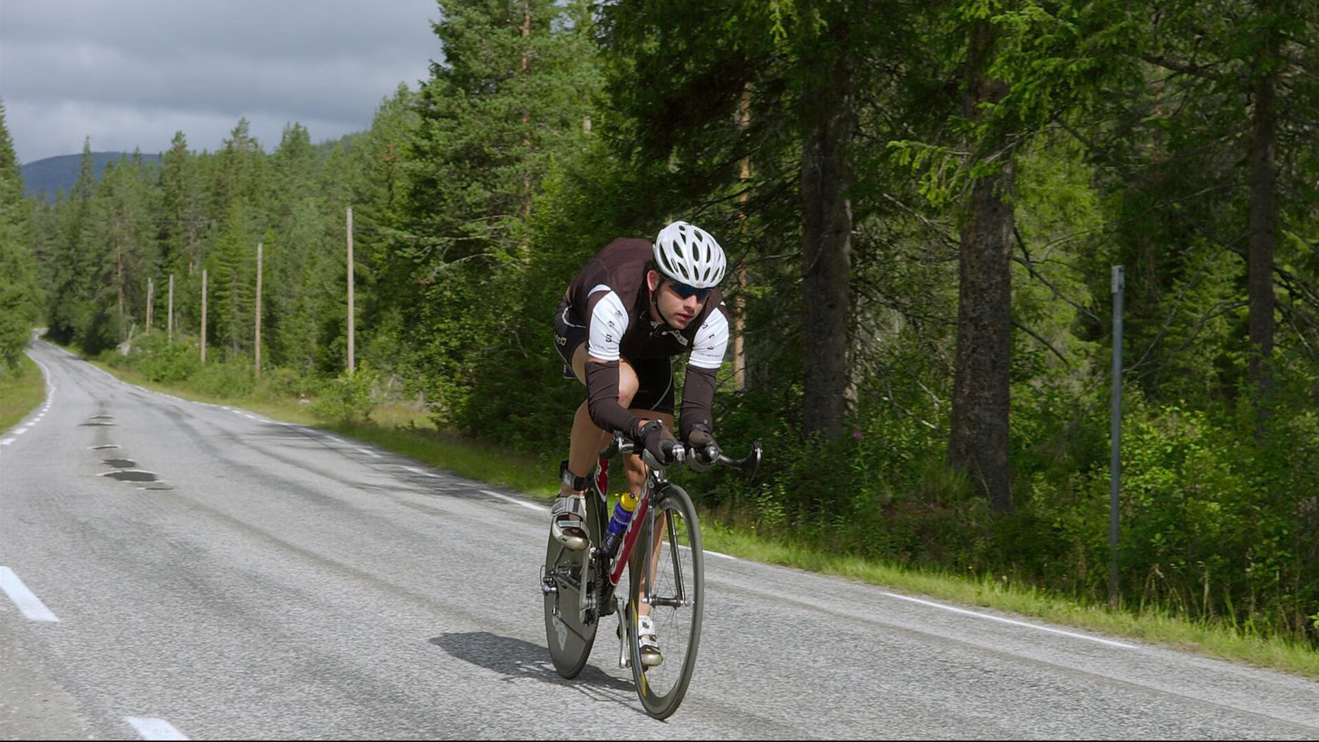 巴雷拉赛道称王与丹麦绝境逆袭，当个体英雄主义遭遇集体意志的终极对决